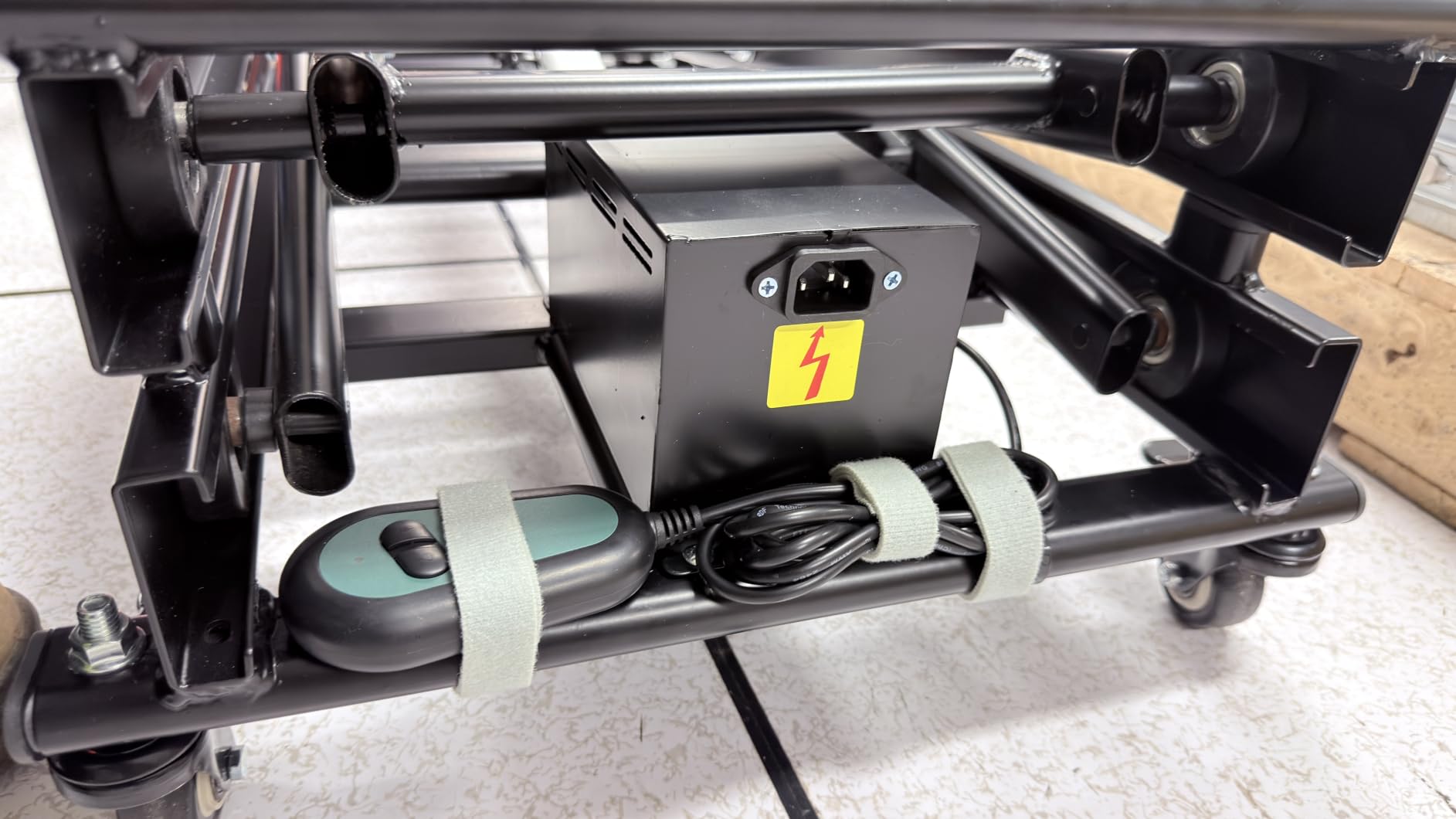 VEVOR Hydraulic Lift Table Cart, 500 lbs Load Capacity, 28.5-Inch Lifting Height, Manual Single Scissor Lift Table with 4 Wheels and Non-Slip Pad, Gray, Alloy Steel customer photo 1