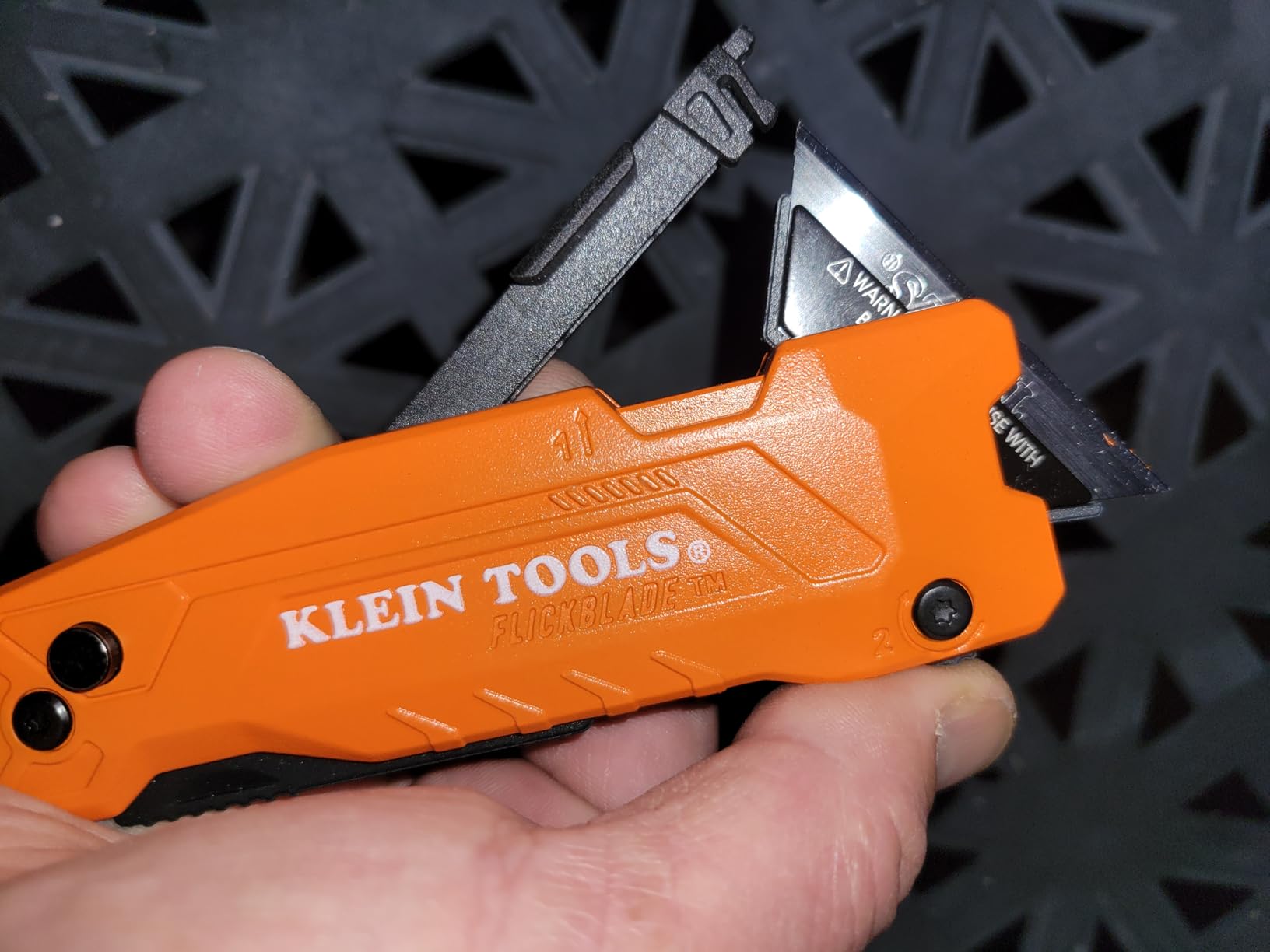 Klein Tools 44306 FLICKBLADE 2-in-1 Folding Utility Knife and Scraper with Built-In Blade Storage customer photo 1