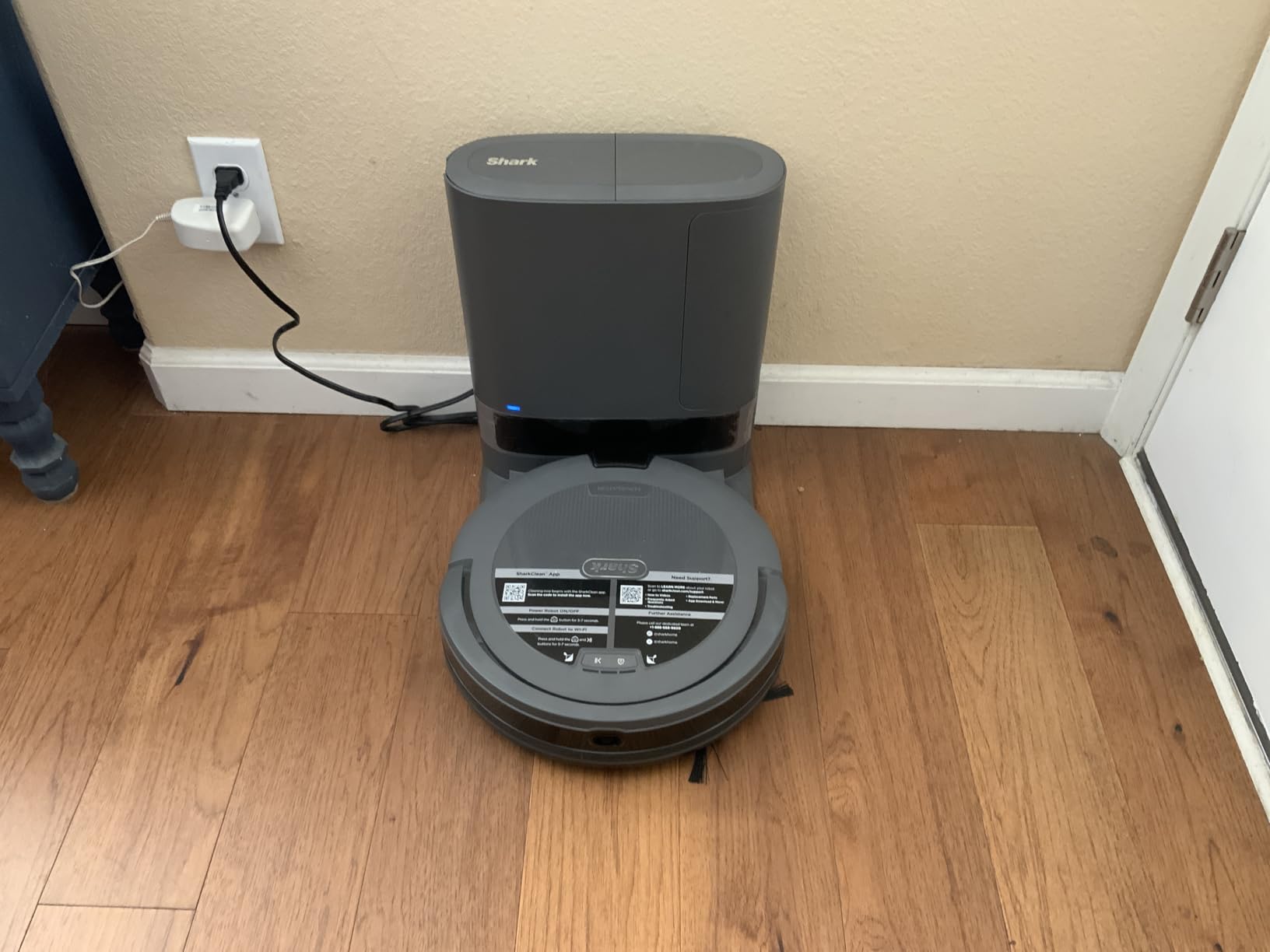 Shark Navigator Robot Vacuum, 30-Day Self-Emptying Base, White, AV2110S customer photo 1