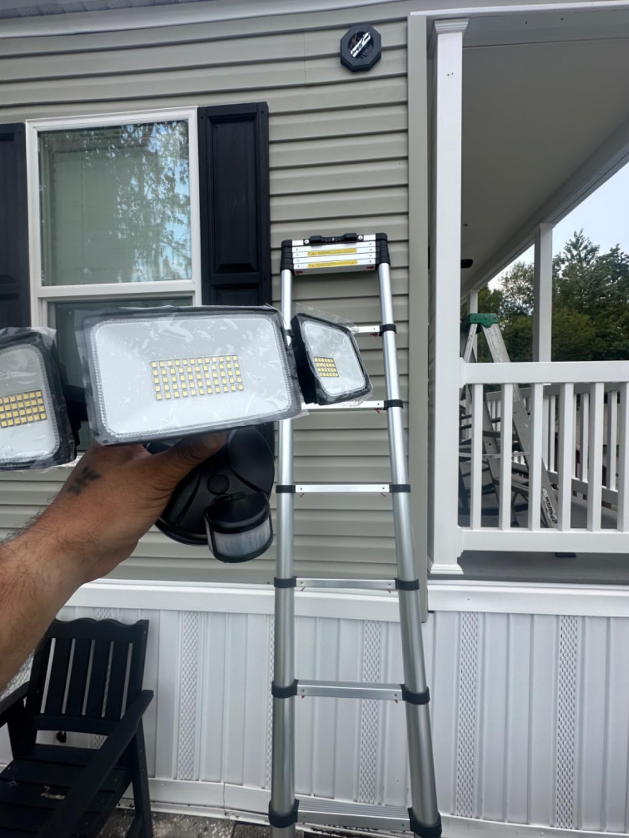 VEVOR Telescoping Ladder, 8.5ft Stainless Steel Lightweight Extension Ladder, Multi-Button Retraction Collapsible Ladders, 330LBS Capacity & Non-Slip Feet, Portable 9-Step Ladders for Home, RV, Loft customer photo 1