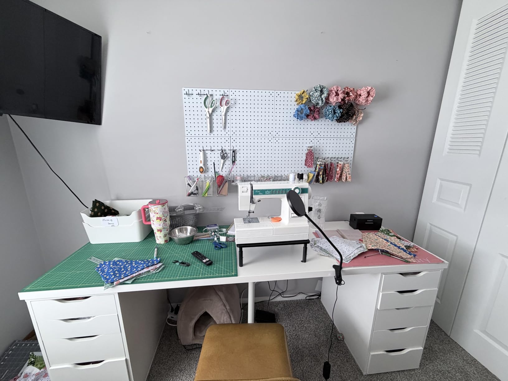 Peg Board Kit, Includes Pegboard and Accessories with Hooks and Bins, Peg Board Wall Organizer for Office, Ornaments Display, Crafts Organization (129 Pieces, White) customer photo 1