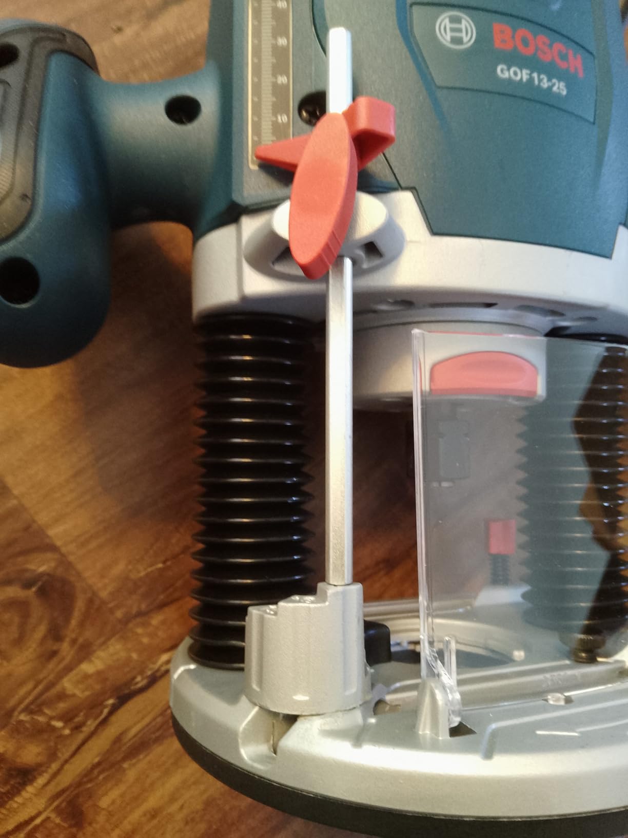 BOSCH GOF13-25 1-3/4 HP Mid-Size Plunge Router - 11,000 to 28,000 RPM, Ergonomic Design, With Detachable Parallel Guide customer photo 1