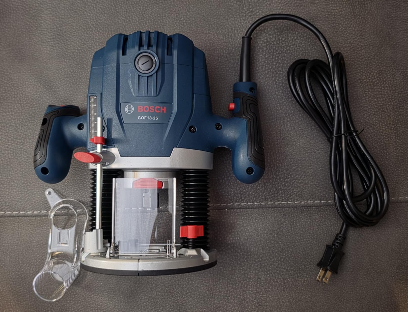 BOSCH GOF13-25 1-3/4 HP Mid-Size Plunge Router - 11,000 to 28,000 RPM, Ergonomic Design, With Detachable Parallel Guide customer photo 2