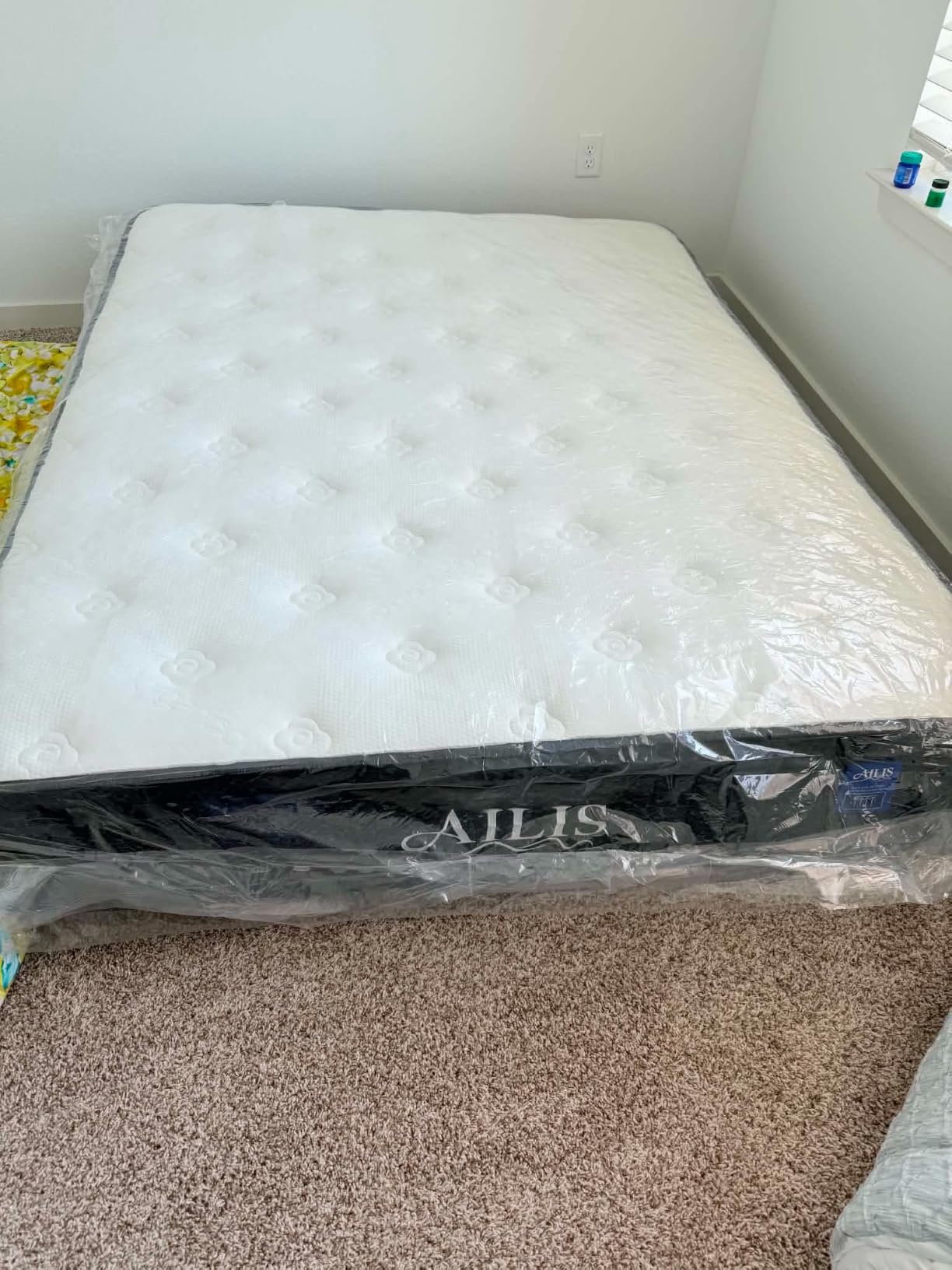 Ailis Queen Mattress, 12 Inch Queen Hybrid Mattress in a Box, Medium Firm with Upgraded Pocket Springs for Superior Motion Isolation, Strong Edge Support & Breathable Comfort customer photo 1