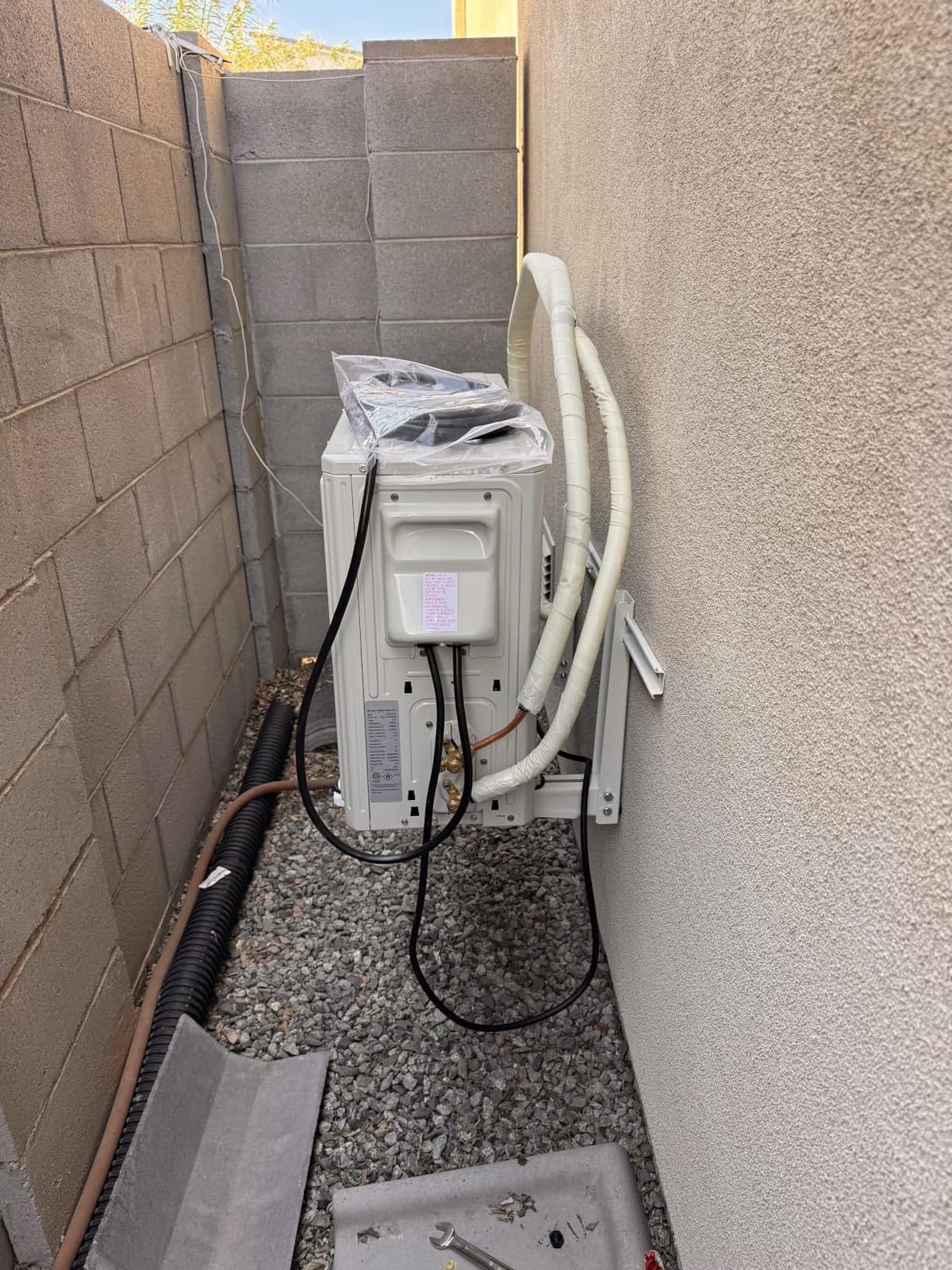 12000 BTU Mini Split Air Conditioner, 115V 22 SEER2 AC & Heat Pump | Quiet ductless system for up to 750 Sq.Ft. Features R32 refrigerant, WiFi smart control & complete installation kit. customer photo 1