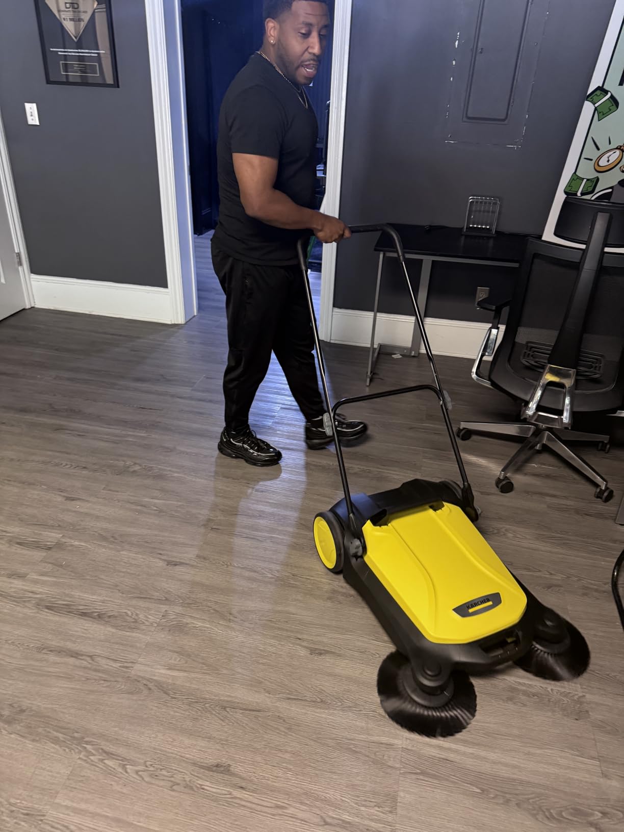 Kärcher Walk Behind Outdoor Push Sweeper S 4 Twin Go!Further for Workshops, Sidewalks, Driveways or Garages with Debris Grabber 5.25 Gallon Capacity, 26.8