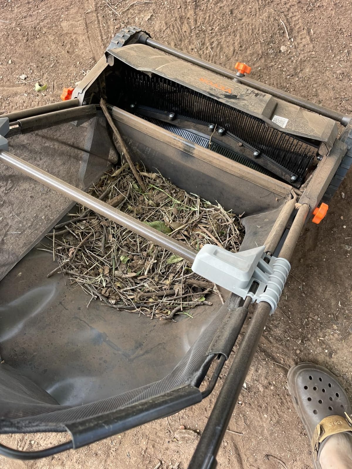 VEVOR Push Lawn Sweeper 26 in Leaf & Grass Collector 7 cu. ft. Hopper Bag customer photo 1