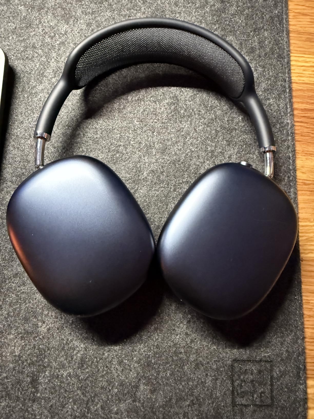 Apple AirPods Max 2 Wireless Over-Ear Headphones – Midnight customer photo 2