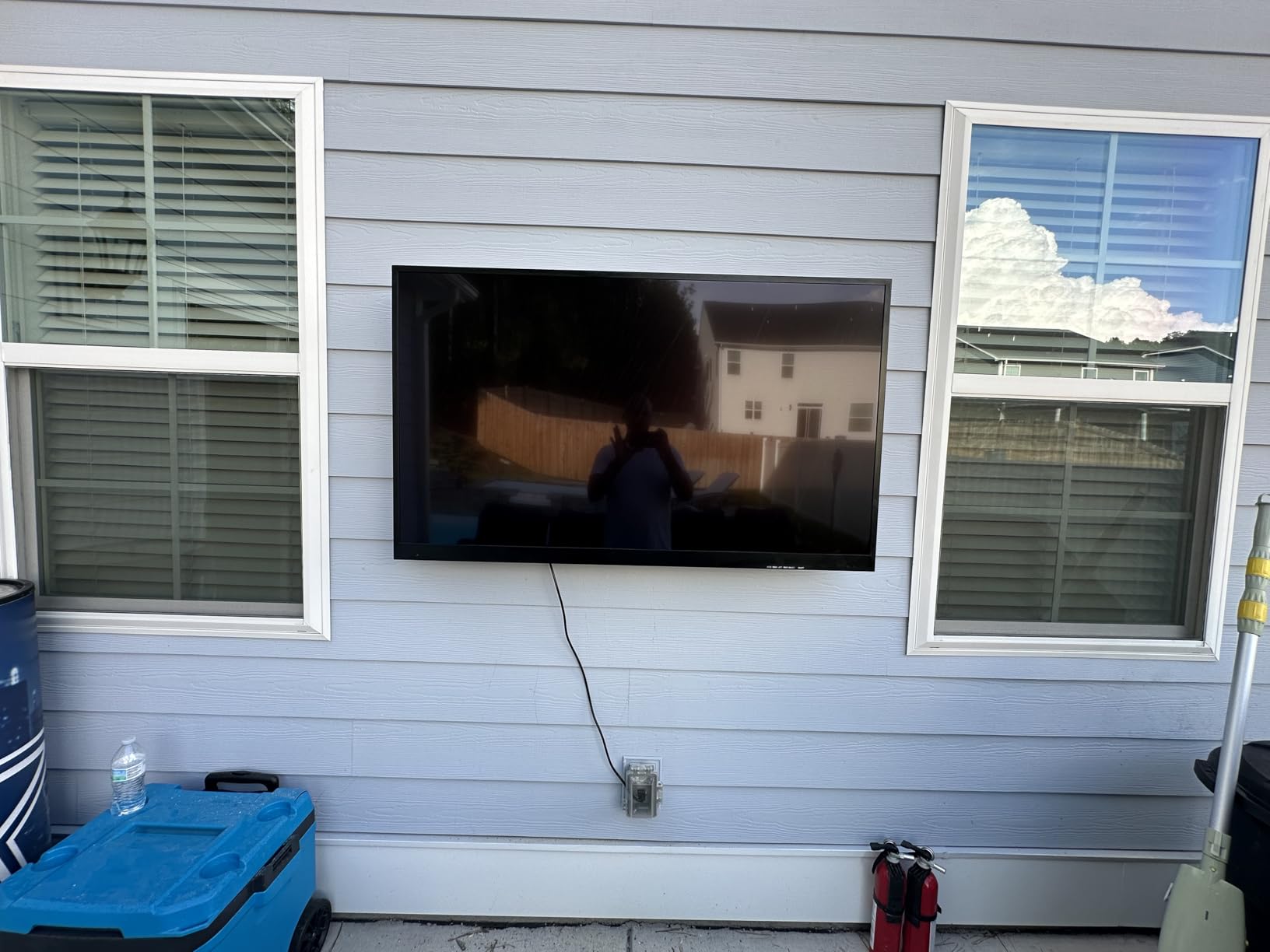 MWE 55 Inch Outdoor Smart TV, 4K UHD, 2000 Nits, IP55 Weatherproof, webOS customer photo 2