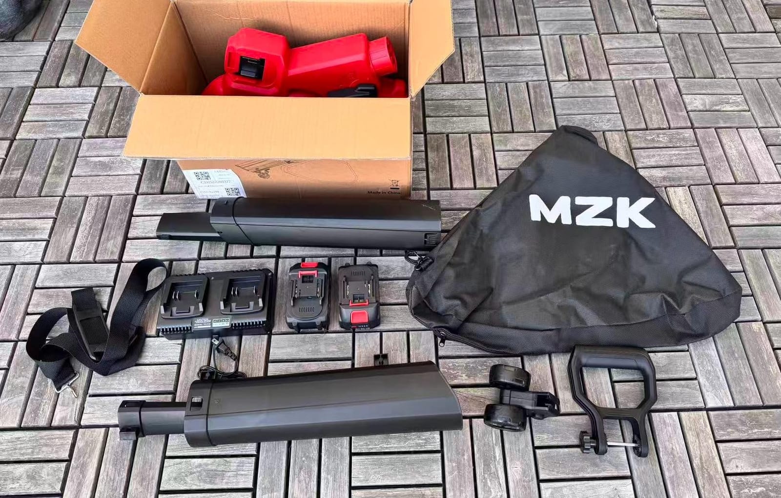 MZK 40V Leaf Vacuum Mulcher, 600 CFM Cordless Blower, Red | High-airflow 3-in-1 tool with 40L bag and dual batteries for leaf collection around lawns and driveways. customer photo 2