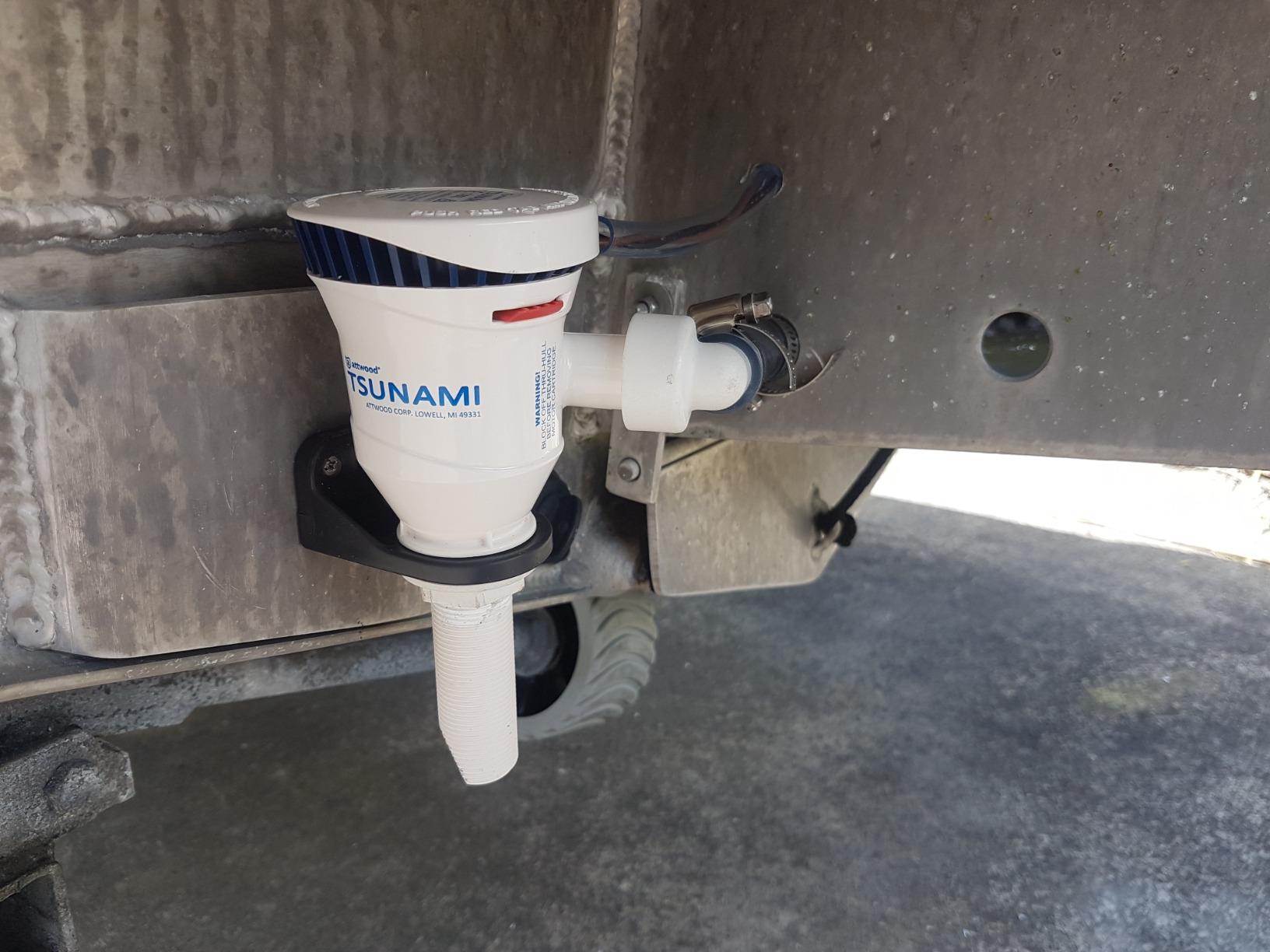 Attwood 4650-7 Tsunami T800 Aerator Pump, 800 GPH, 12-Volt, 3 ½-Inch Long Inlet, Threaded ¾-Inch Diameter Outlet, 29-Inch Wire customer photo 1