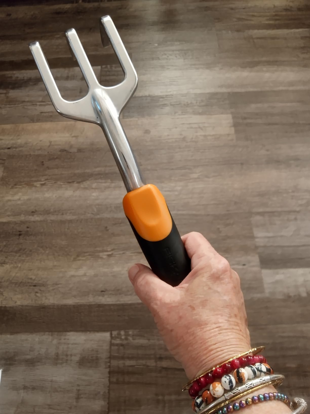 Fiskars Ergo Garden Cultivator, Hand Tool for Digging, Aerating & Weeding customer photo 1