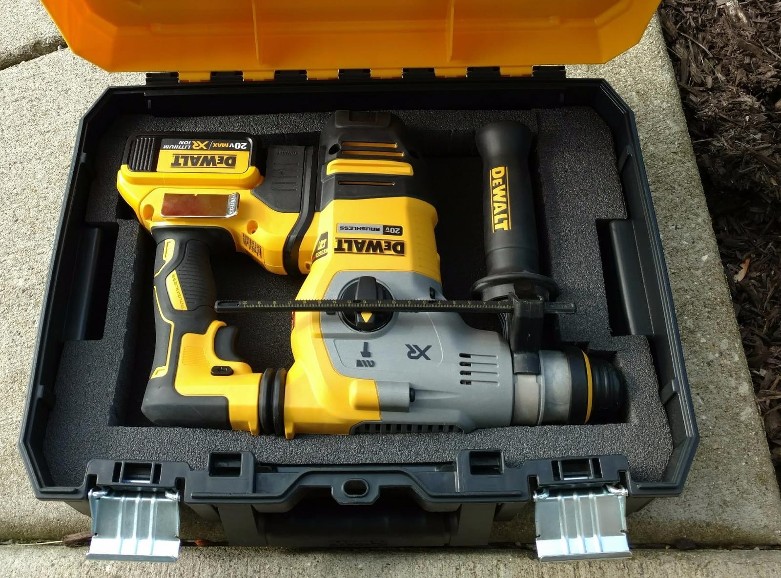 DEWALT DCH293B 20V Max XR Brushless 1-1/8” L-Shape SDS Plus Rotary Hammer Drill (Tool Only) customer photo 1