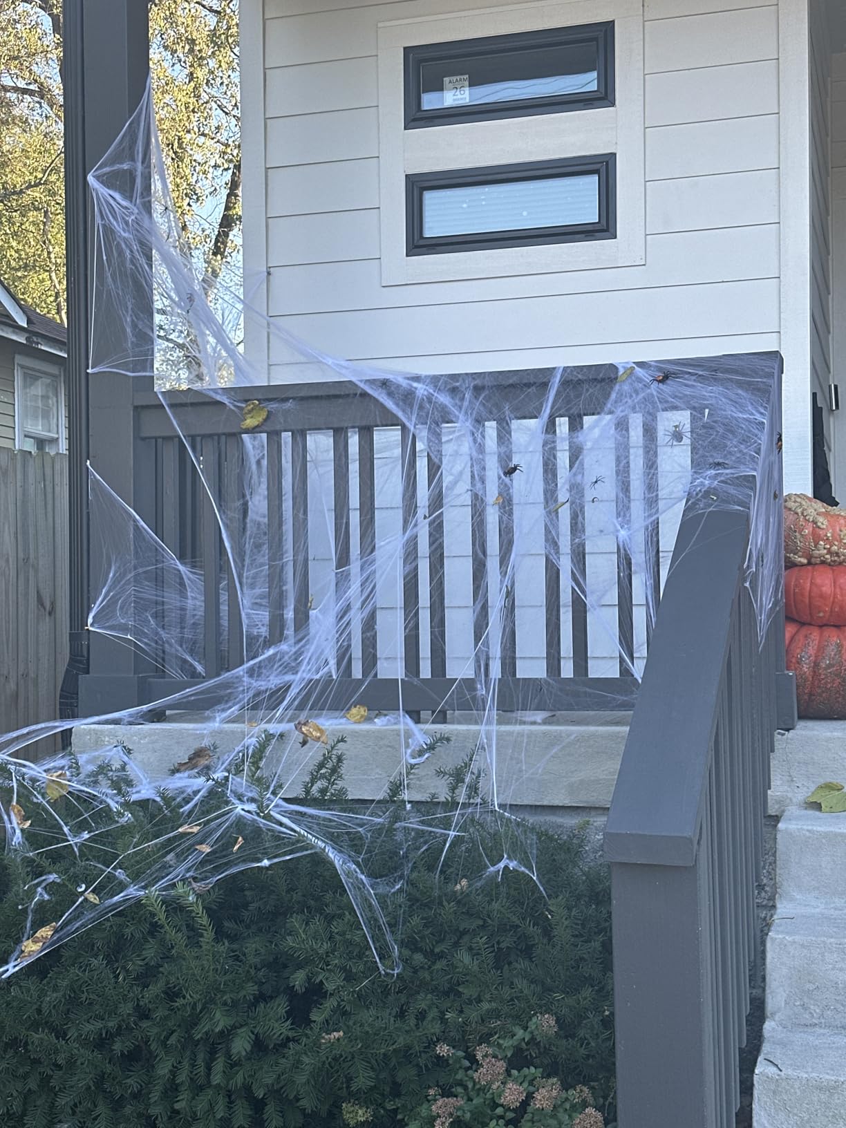 ZPISF 1400 sqft Halloween Spider Webs Decorations with 150 Extra Fake Spiders, Super Stretchy Cobwebs for Halloween Decor Indoor and Outdoor customer photo 1
