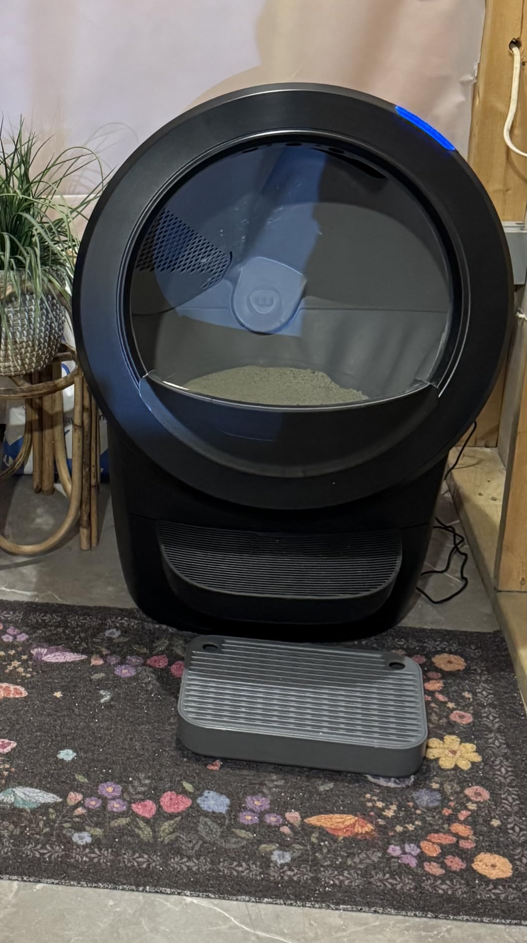 Whisker Litter-Robot 4, White - Automatic customer photo 1
