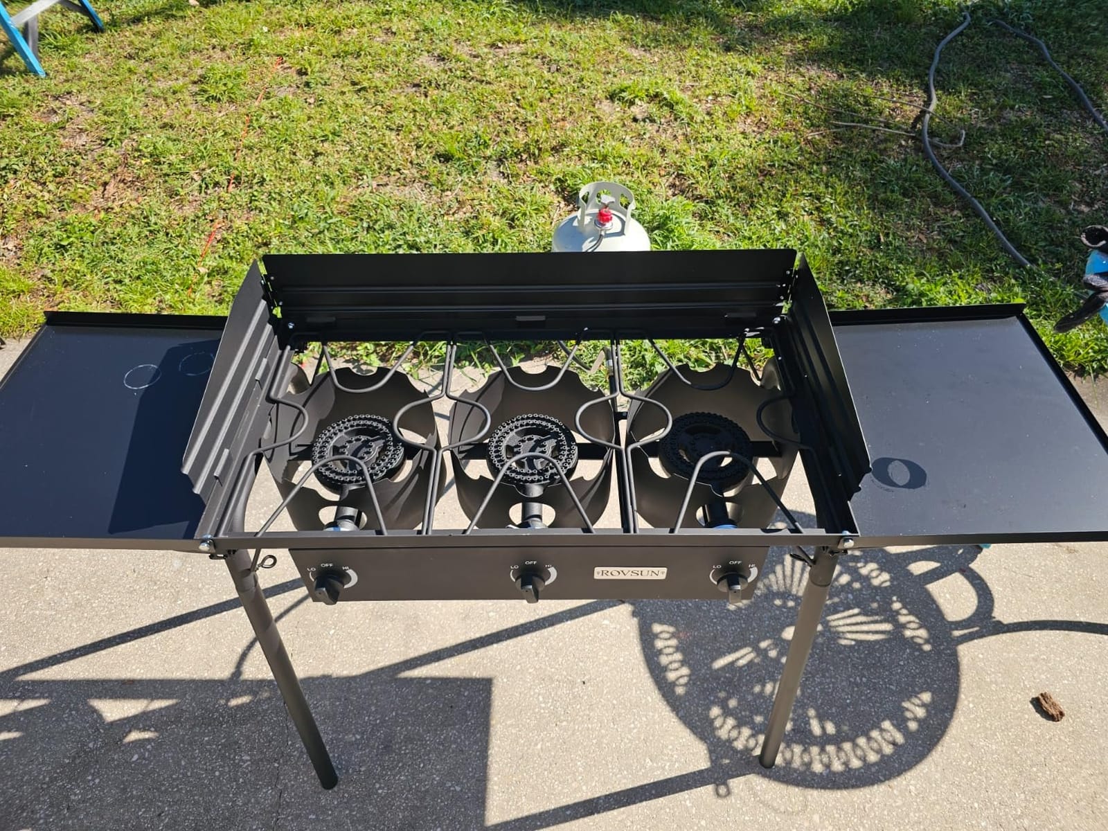 ROVSUN 3 Burner Gas Stove with 2 Side Shelves, 225,000BTU Portable Propane Stove with Removable Leg, Wind Panel, Regulator for Camping Home Backyard Outdoor Cooking Brewing Canning Turkey Frying customer photo 1