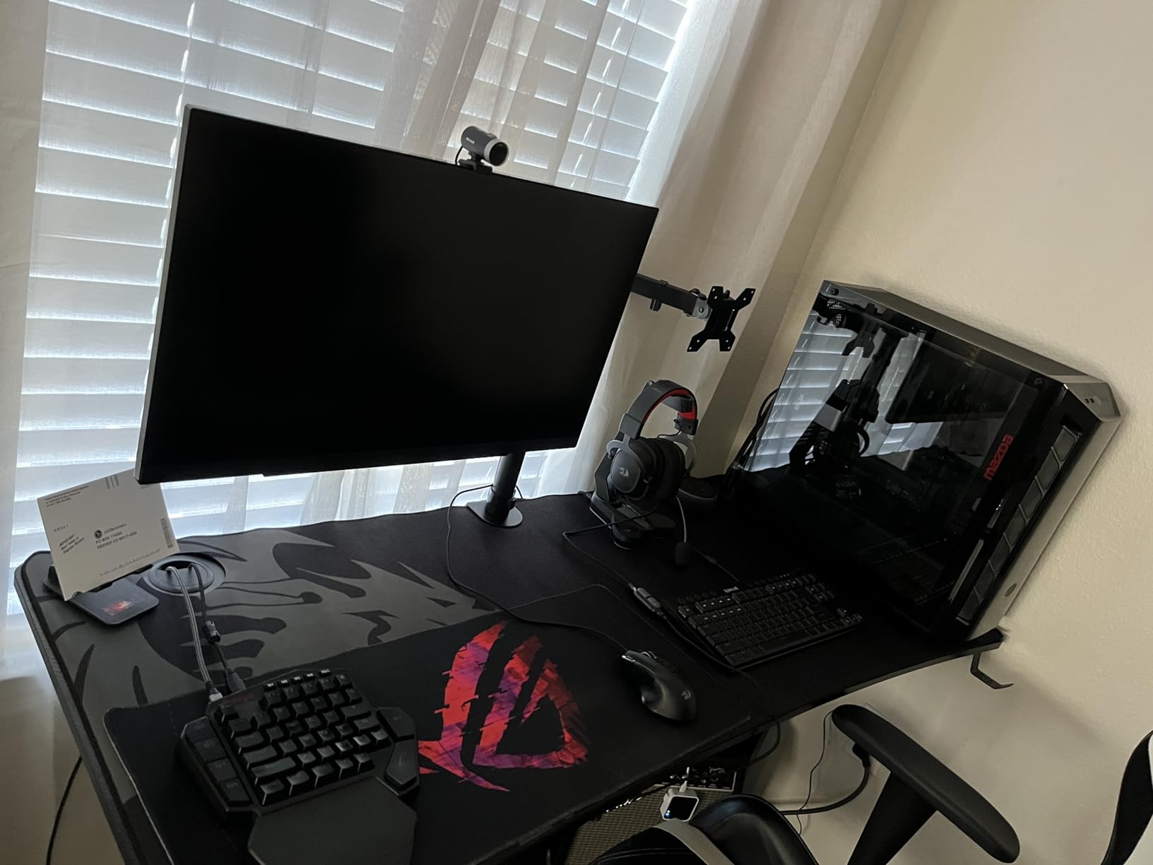 LG 27GR83Q-B 27-inch Ultragear QHD (2560x1440) IPS Gaming Monitor, 240Hz, 1ms, DisplayHDR 400, G-Sync AMD FreeSync Premium, HDMI 2.1 DisplayPort, 4-Pole HP Out DTS GP:X, Tilt/Height/Pivot Stand, Black customer photo 2