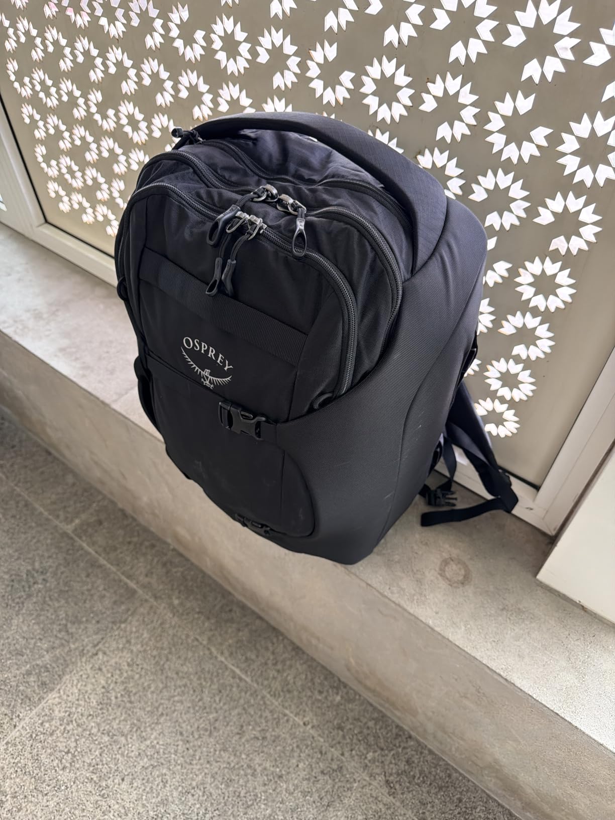Osprey Sojourn Porter 46L Travel Backpack – Carry-On Compliant Luggage with StraightJacket Compression and Padded Laptop Sleeve – Durable Pack for International or Urban Travel, Black customer photo 1
