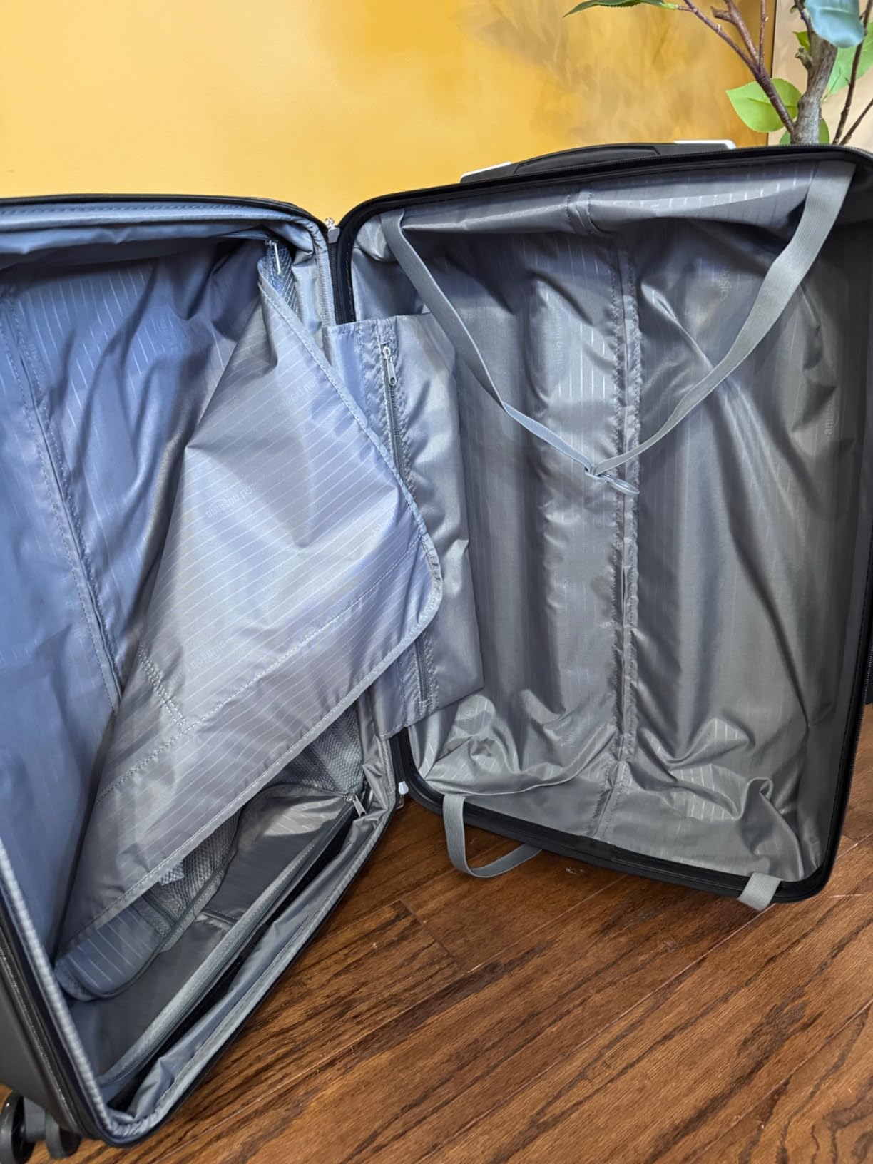 Amazon Basics 3-Piece Luggage Set with Spinner Wheels, Including 22