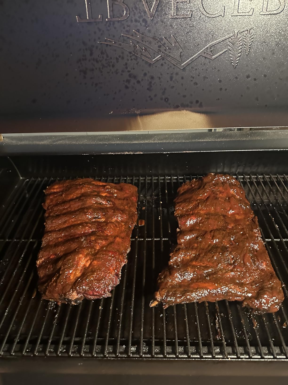 Traeger Grills Signature Blend 100% All-Natural Wood Pellets for Smokers and Pellet Grills, BBQ, Bake, Roast, 18 lb. Bag customer photo 1