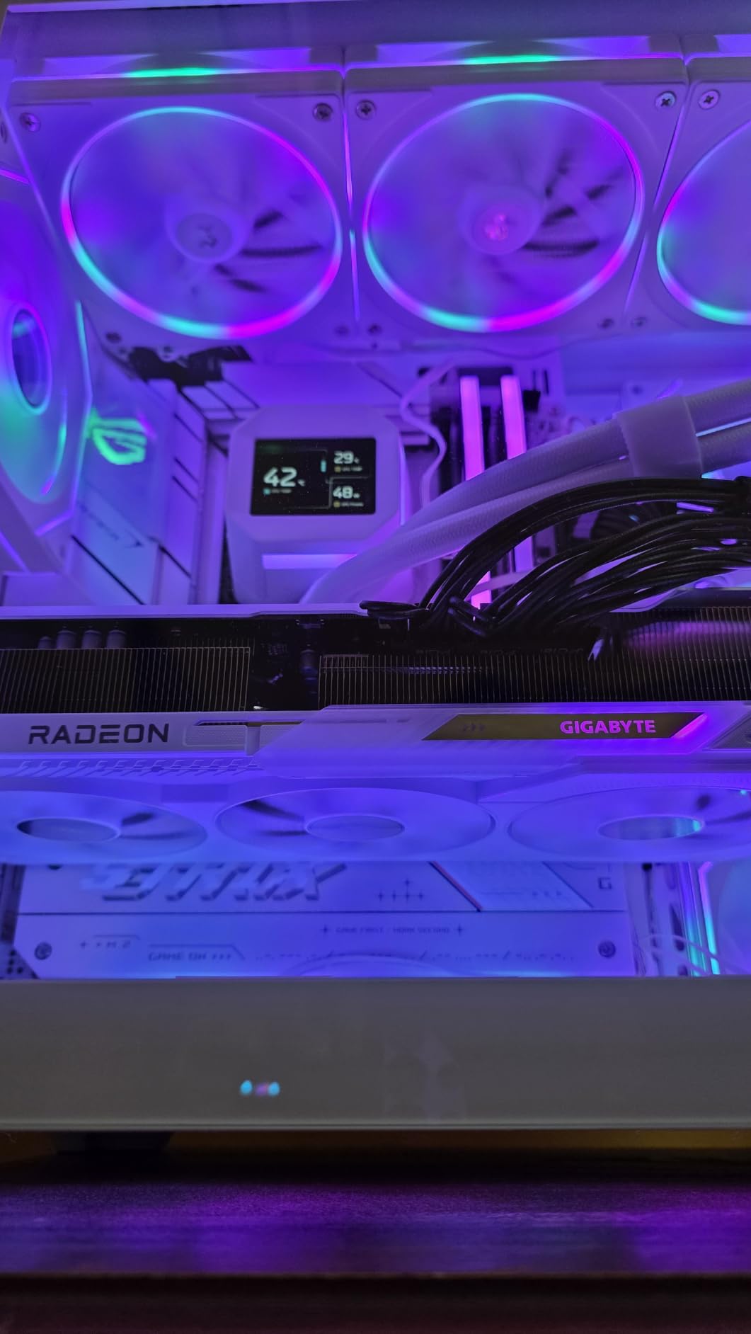 GIGABYTE RX 9070 XT Gaming OC customer photo 1