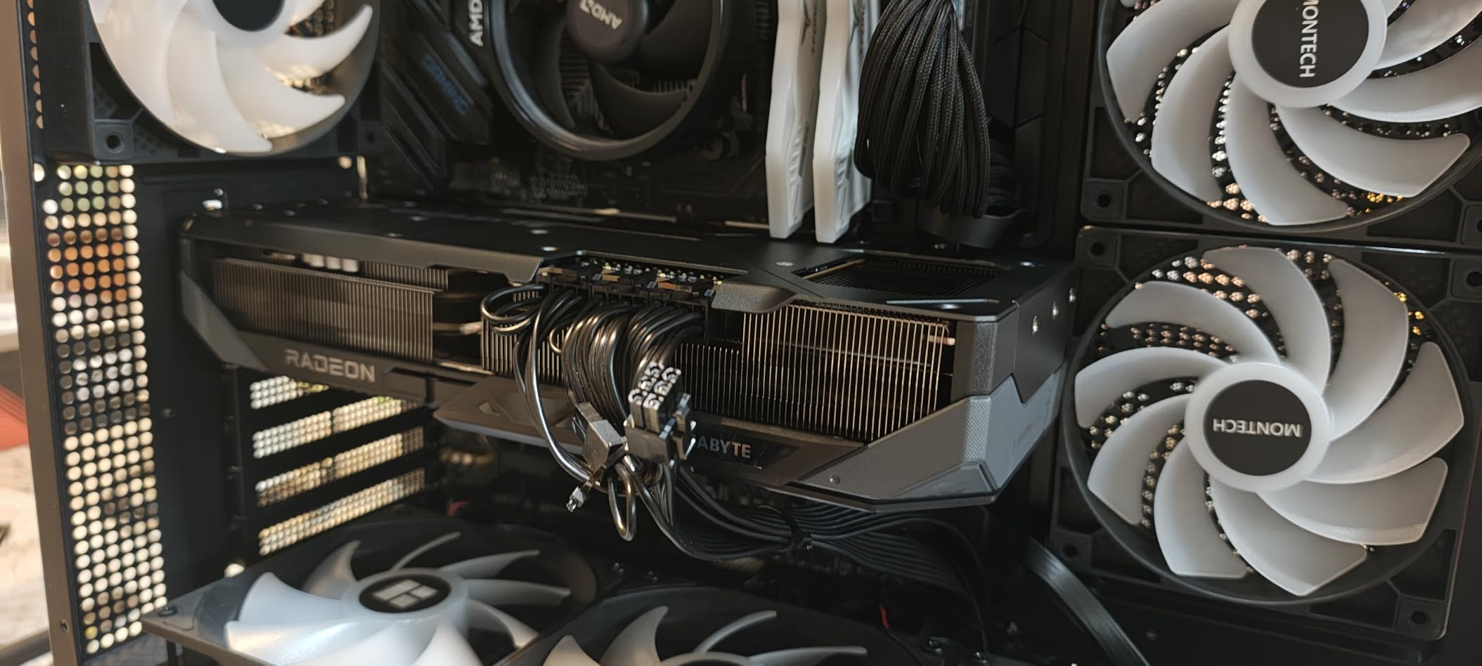 GIGABYTE RX 9070 XT Gaming OC customer photo 2