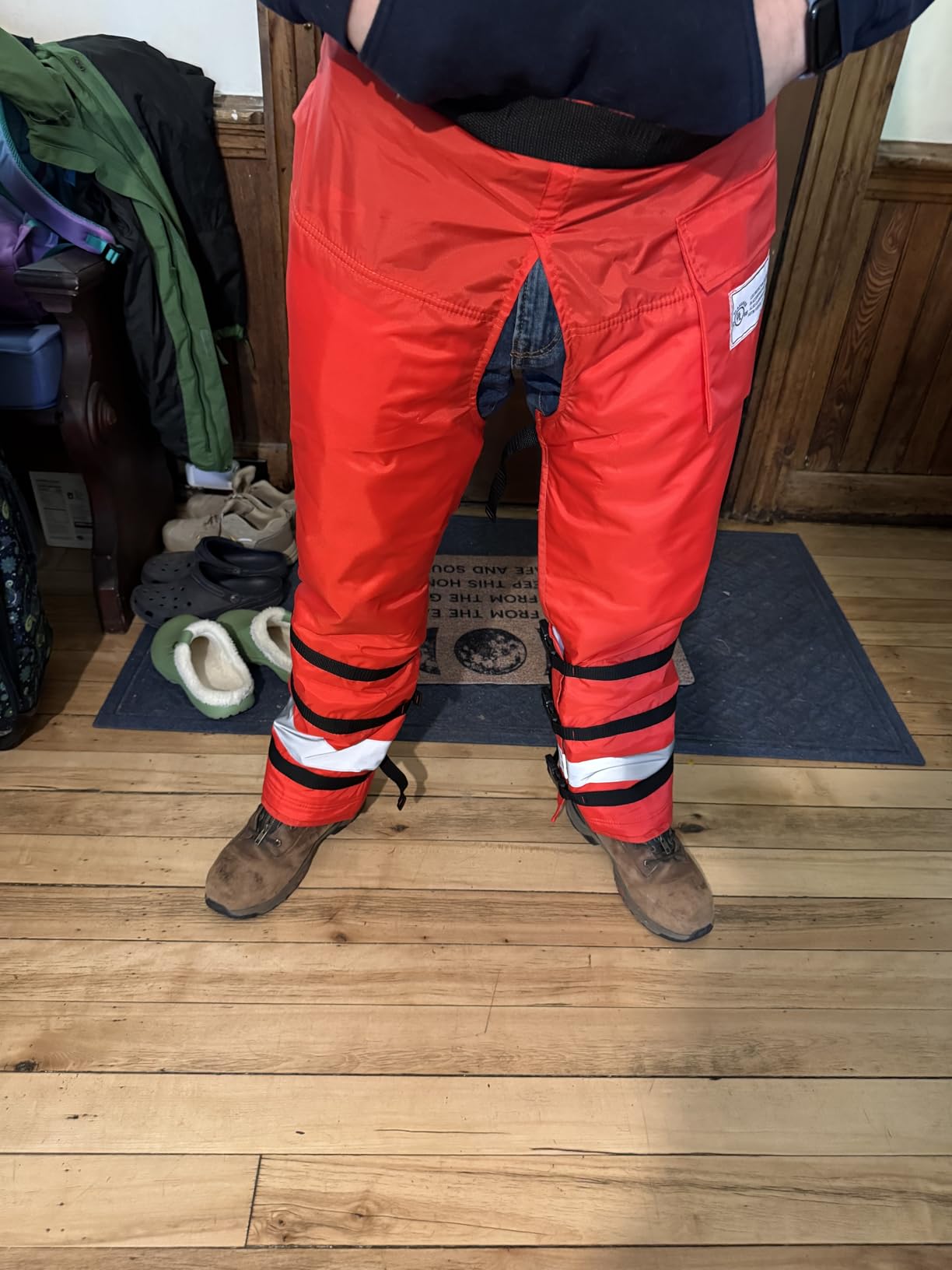VEVOR Apron Style Chainsaw Chaps, Class D, 8 Layers Chainsaw Pants with Adjustable Belt & Gear Pocket, Chain Saw Chaps for Men/Women, Chainsaw Safety Equipment Wear for Loggers Forest Workers, Large customer photo 2