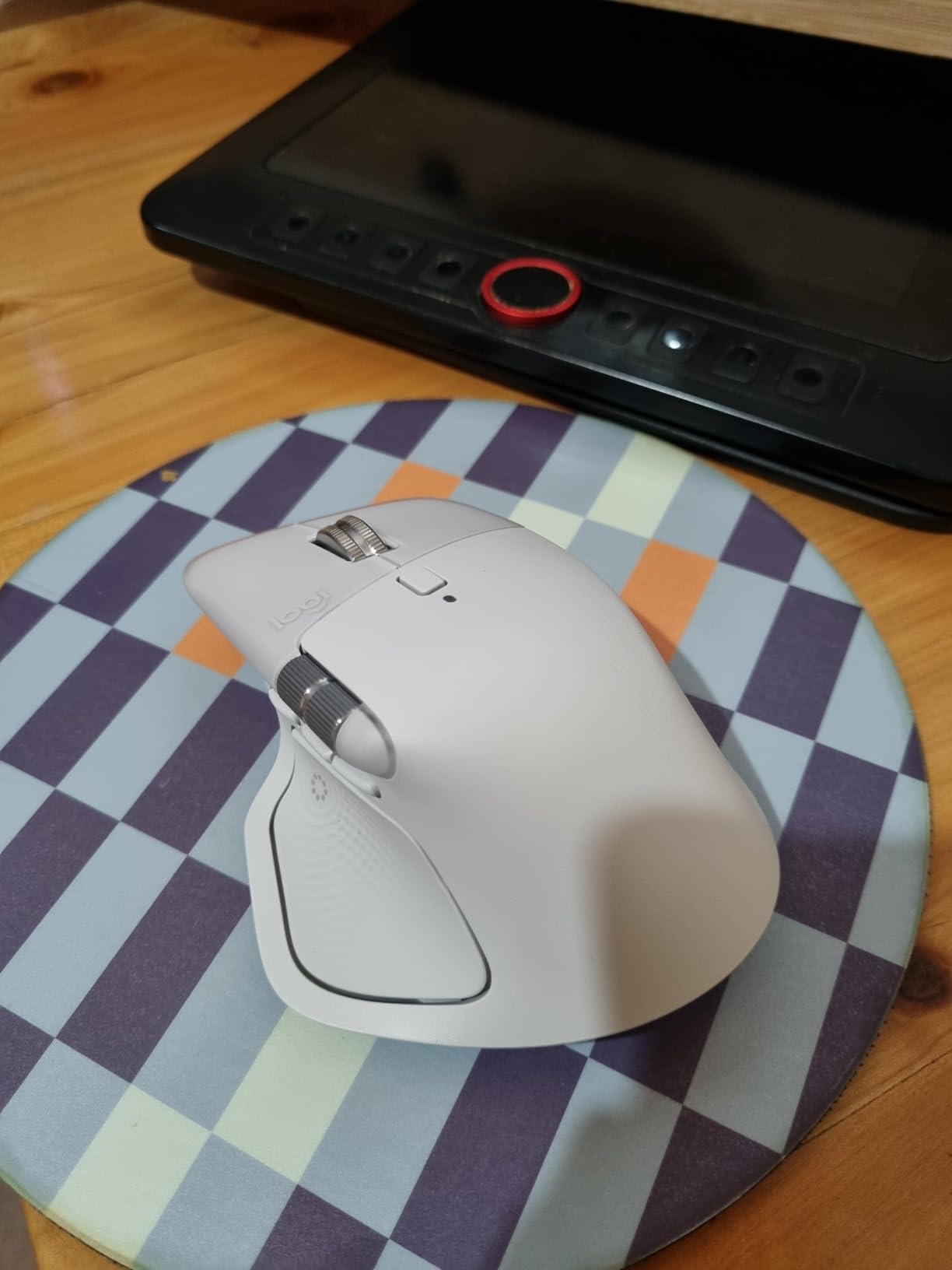 Logitech MX Master 4 Ergonomic Wireless Mouse with Haptics - Graphite customer photo 2