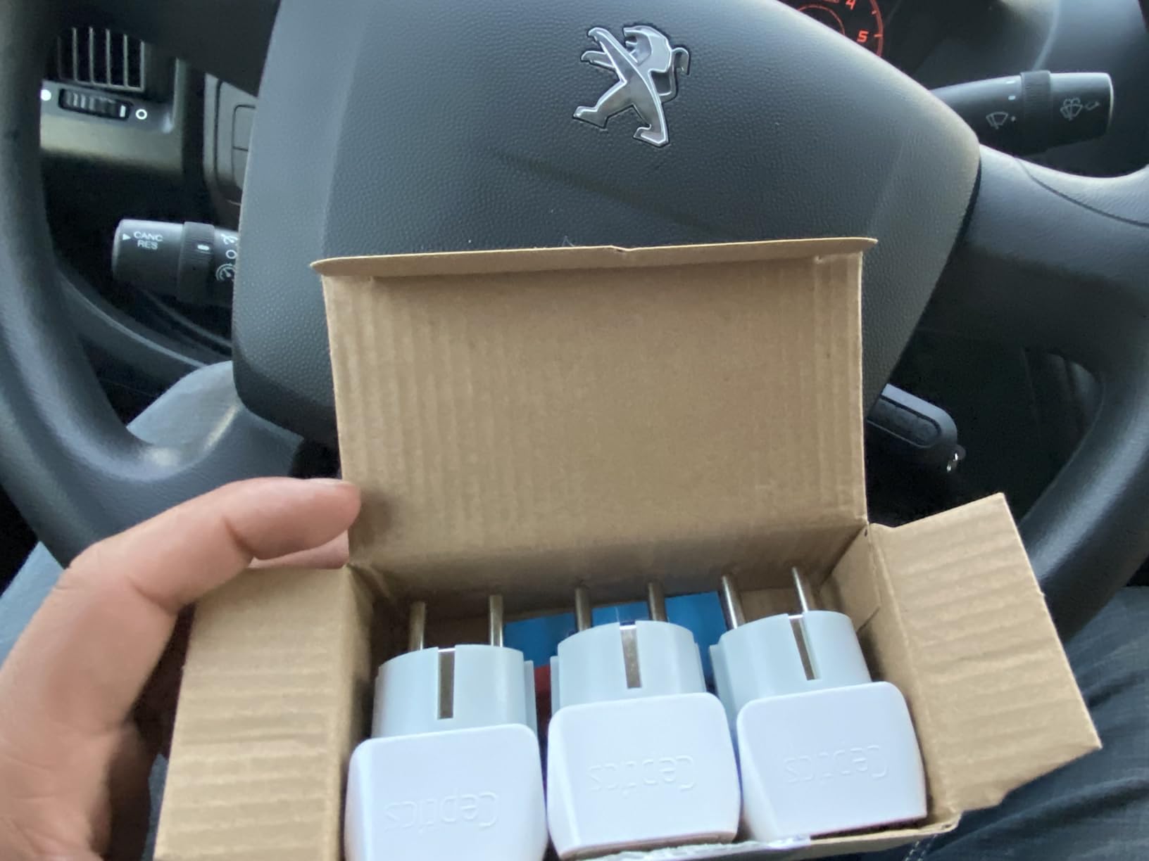 Ceptics Universal Travel Adapter, GAN 140W, 4 USB Ports & 2 Input sockets customer photo 1