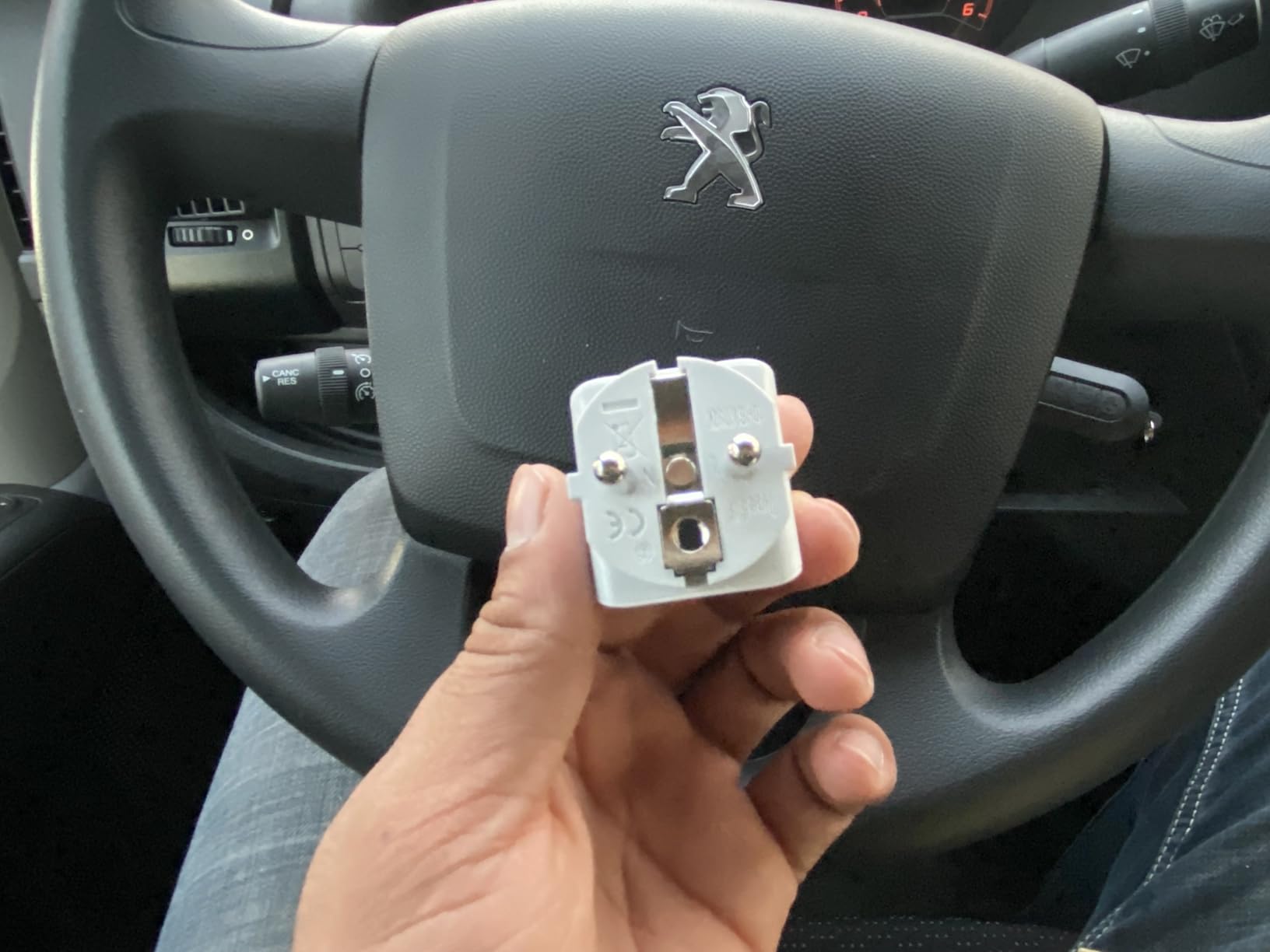 Ceptics Universal Travel Adapter, GAN 140W, 4 USB Ports & 2 Input sockets customer photo 2