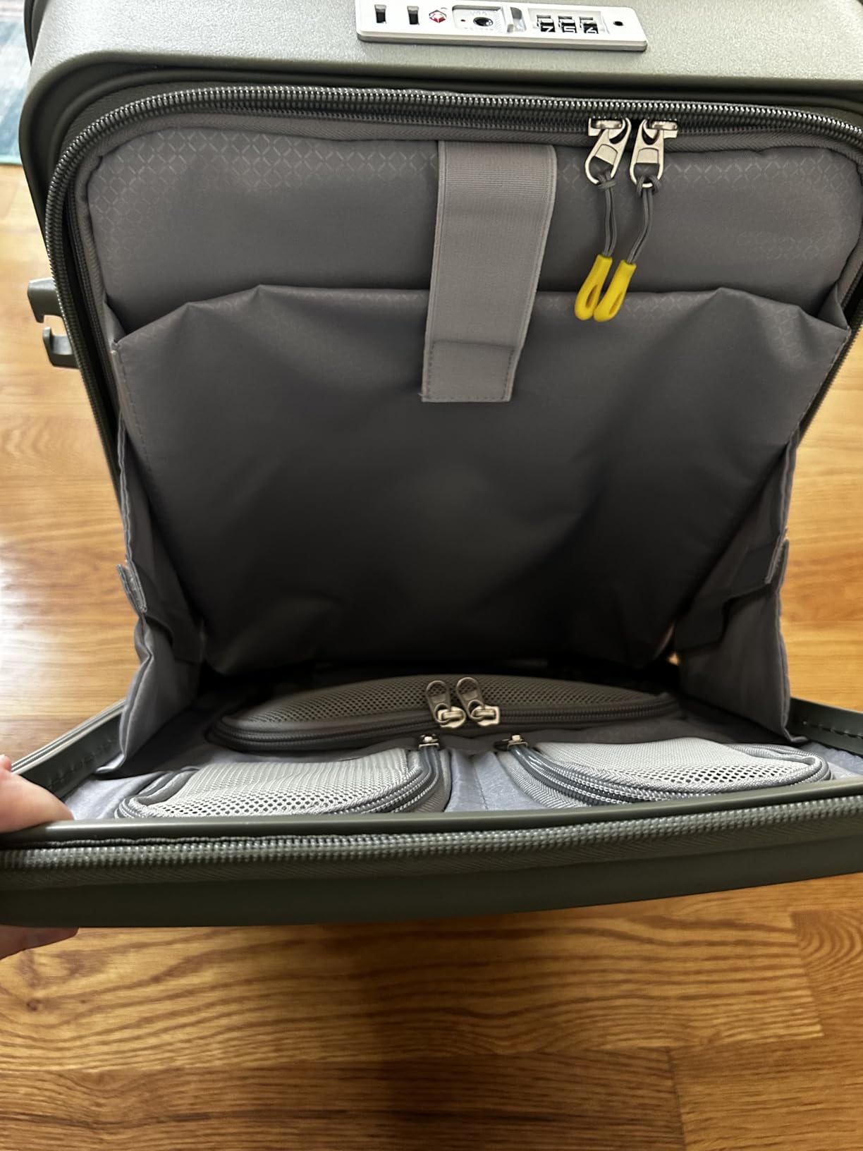 RAINSMORE Expandable Carry on Luggage 20 Inch, Airline Approved Carry on Suitcase with Front Pocket&Laptop Compartment, Hardshell Rolling Travel Luggage with Spinner Wheels,Black customer photo 2