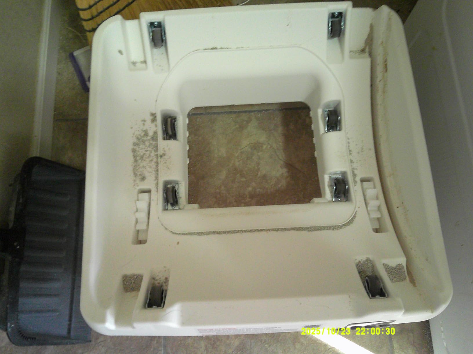 Automatic Cat Litter Box Self Cleaning - App Control, Open-Design, Smart Health Monitor, Suitable for Medium Cats and Kittens, Anti-Pinch Safety, Quiet Operation - White customer photo 1